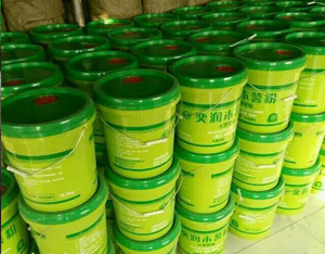 食品級(jí)膩?zhàn)诱迟N劑能在墻面形成許多細(xì)微蜂窩結(jié)構(gòu)，甲醛吸附率60%以上，降低噪音25%以上。
